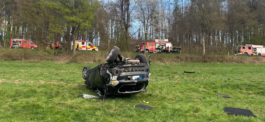 B487: Pkw überschlägt sich mehrfach – Fahrerin leicht verletzt