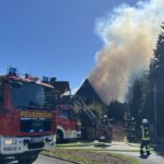 Feuer zerstört Dachstuhl in Hessisch Lichtenau: Bewohner verletzt – Oldtimer aus Flammen geborgen