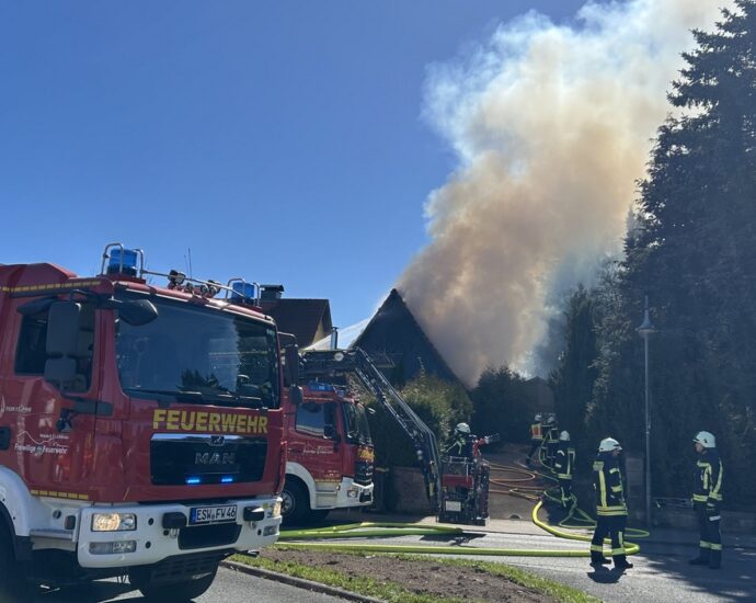 Feuer zerstört Dachstuhl in Hessisch Lichtenau: Bewohner verletzt – Oldtimer aus Flammen geborgen