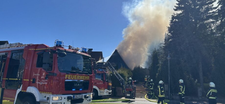 Feuer zerstört Dachstuhl in Hessisch Lichtenau: Bewohner verletzt – Oldtimer aus Flammen geborgen