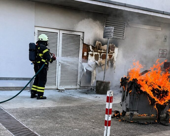 KS: Mülltonnenbrand greift auf Hausfassade über – Verdacht auf Brandstiftung