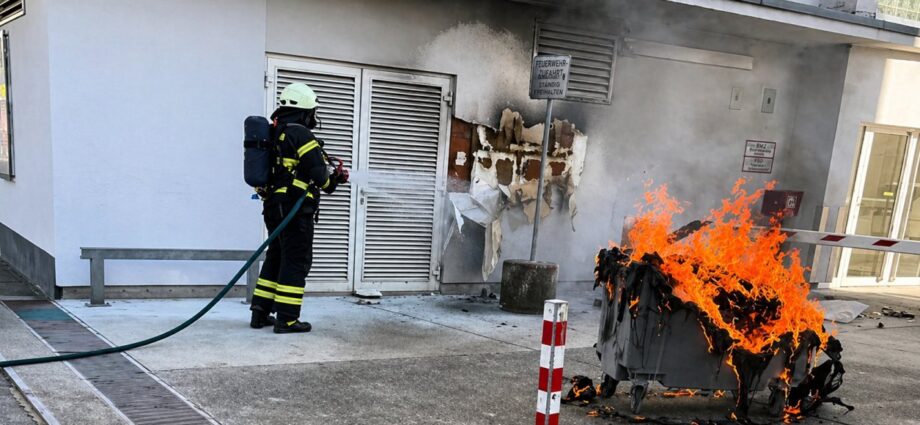 KS: Mülltonnenbrand greift auf Hausfassade über – Verdacht auf Brandstiftung