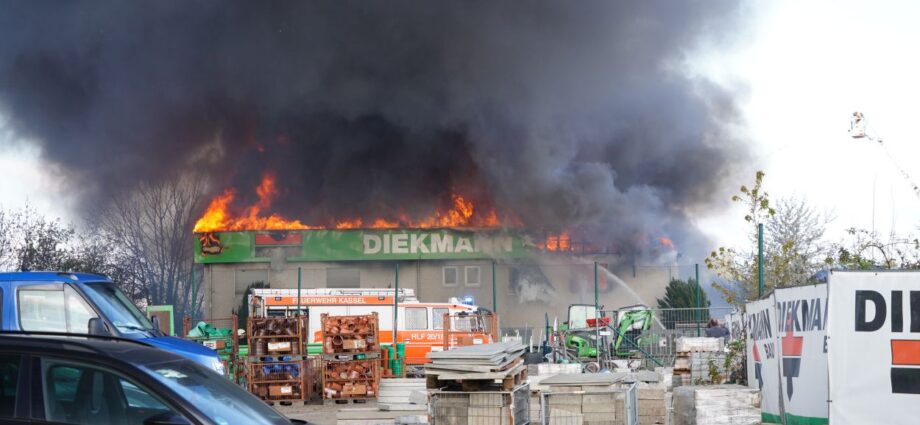 Fuldatal: Großbrand in Baufirma – Stundenlanger Kampf gegen die Flammen Fuldatal: Großbrand in Baufirma – Stundenlanger Kampf gegen die Flammen