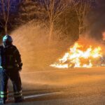 PKW brennt auf A44 vollständig aus – Fahrer bleibt unverletzt
