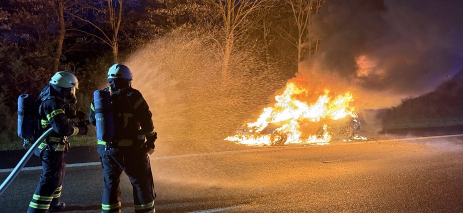 PKW brennt auf A44 vollständig aus – Fahrer bleibt unverletzt