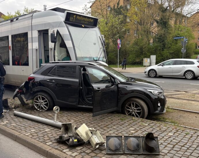 KS: Pkw-Fahrerin nach Tram-Unfall leicht verletzt