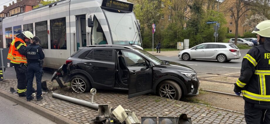 KS: Pkw-Fahrerin nach Tram-Unfall leicht verletzt