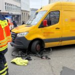 Unfall in Kassel: Fahrradfahrerin unter Transporter eingeklemmt