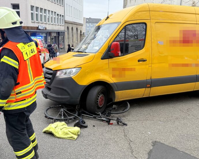 Unfall in Kassel: Fahrradfahrerin unter Transporter eingeklemmt