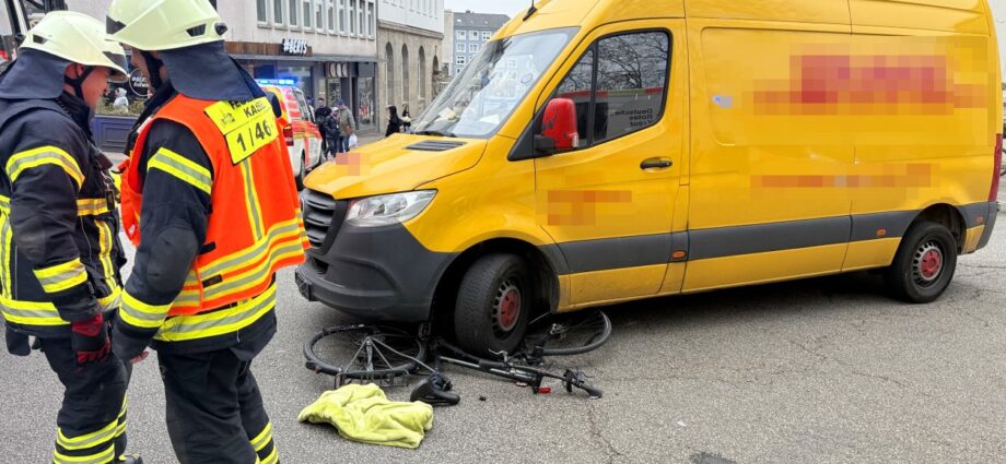 Unfall in Kassel: Fahrradfahrerin unter Transporter eingeklemmt