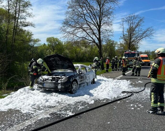 Pkw gerät während der Fahrt auf der B7 in Brand – eine Person verletzt