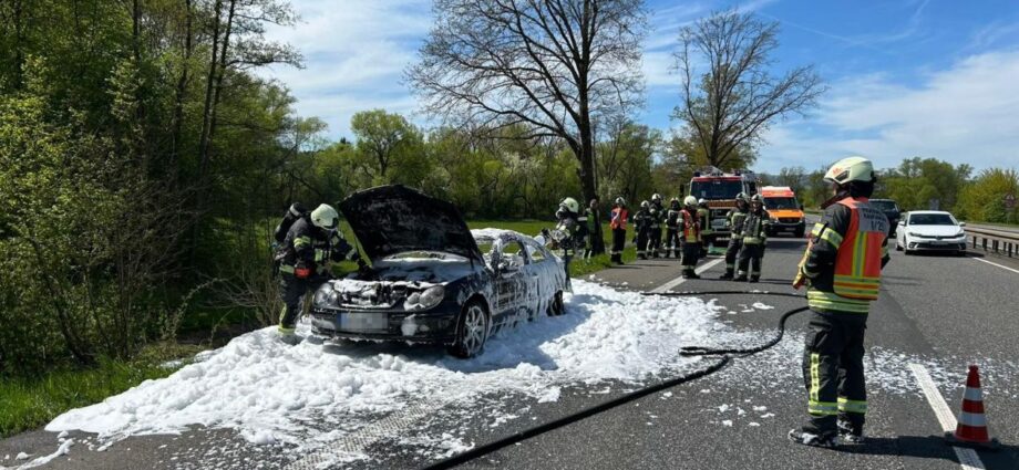 Pkw gerät während der Fahrt auf der B7 in Brand – eine Person verletzt