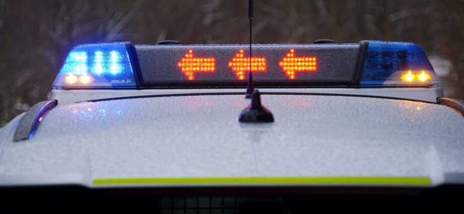 Stauende auf A44 übersehen: Schwerer Lkw-Unfall bei Diemelstadt Stauende auf A44 übersehen: Schwerer Lkw-Unfall bei Diemelstadt