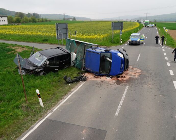 B450: Schwerer Unfall im Kreuzungsbereich bei Riede
