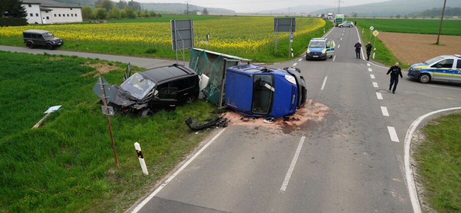 B450: Schwerer Unfall im Kreuzungsbereich bei Riede