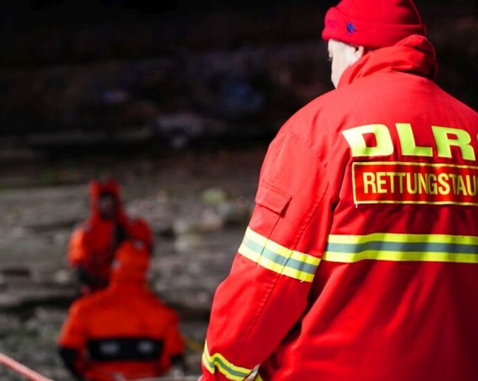 Frankfurt: Pkw mit fünf Jugendlichen im Wasser – Tödlicher Unfall im Osthafen