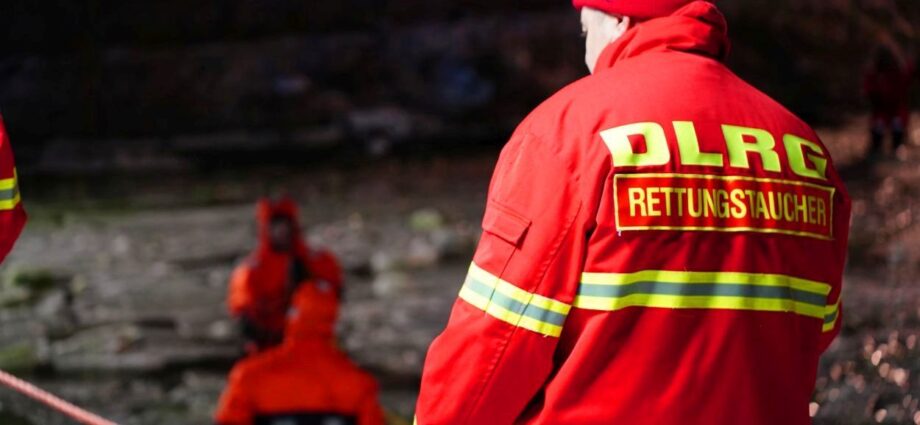 Frankfurt: Pkw mit fünf Jugendlichen im Wasser – Tödlicher Unfall im Osthafen