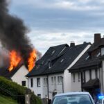 Dachstuhlbrand in Kirchbauna: Zwei Bewohner können sich rechtzeitig retten