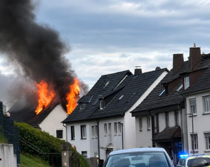 Dachstuhlbrand in Kirchbauna: Zwei Bewohner können sich rechtzeitig retten