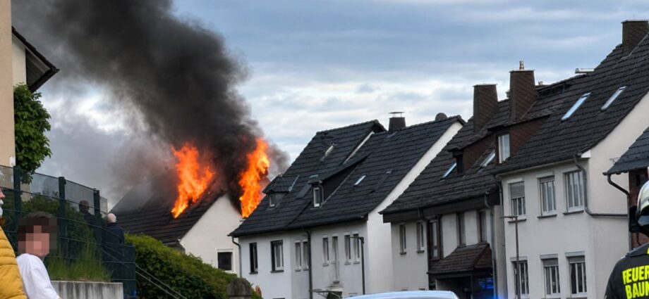 Dachstuhlbrand in Kirchbauna: Zwei Bewohner können sich rechtzeitig retten