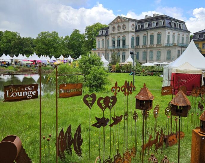 Zwischen Blumenpracht und Schlossflair: Gartenfest in Calden lockt viele Besucher an