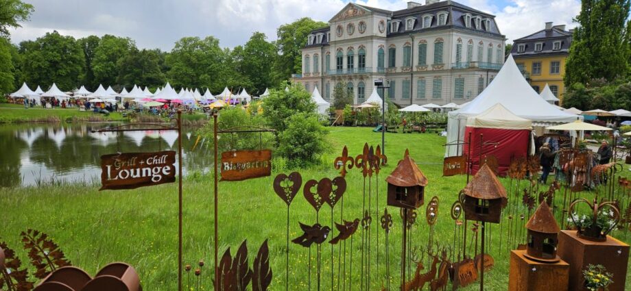 Zwischen Blumenpracht und Schlossflair: Gartenfest in Calden lockt viele Besucher an