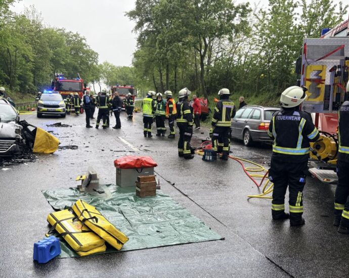 Feuerwehr befreit zwei Eingeklemmte nach Unfall auf B254 bei Frielendorf Feuerwehr befreit zwei Eingeklemmte nach Unfall auf B254 bei Frielendorf