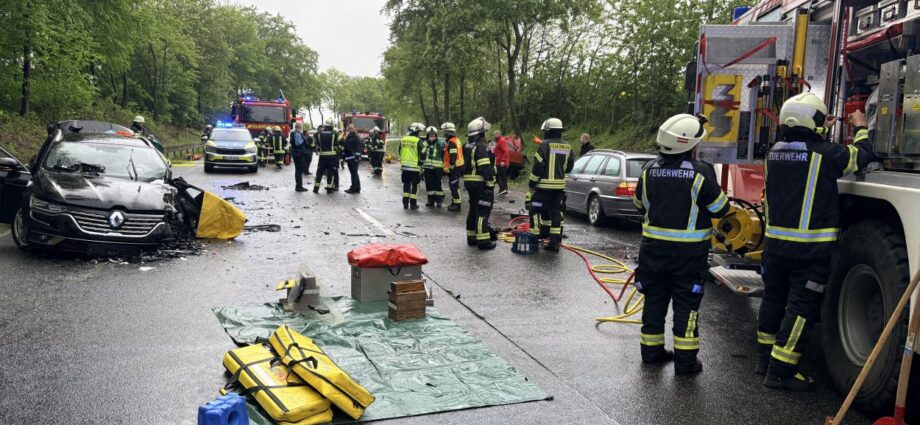 Feuerwehr befreit zwei Eingeklemmte nach Unfall auf B254 bei Frielendorf Feuerwehr befreit zwei Eingeklemmte nach Unfall auf B254 bei Frielendorf