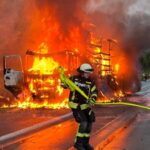 Aufwendige Löscharbeiten auf A7: Feuerwehr muss brennenden LKW komplett entladen