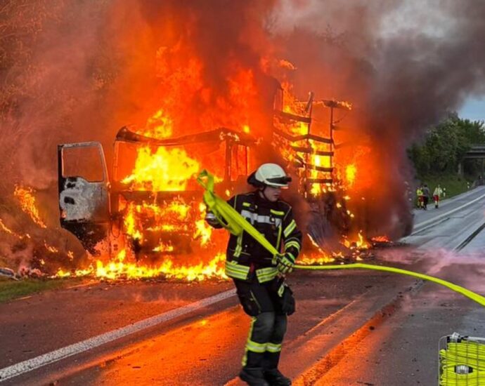 Aufwendige Löscharbeiten auf A7: Feuerwehr muss brennenden LKW komplett entladen