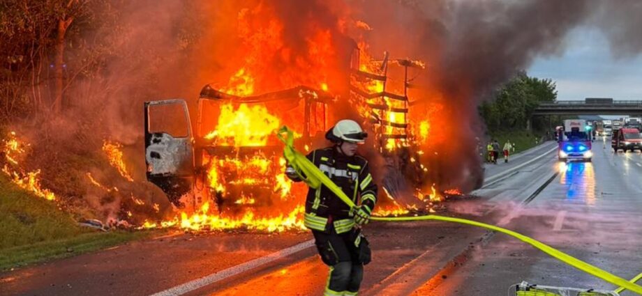 Aufwendige Löscharbeiten auf A7: Feuerwehr muss brennenden LKW komplett entladen Aufwendige Löscharbeiten auf A7: Feuerwehr muss brennenden LKW komplett entladen