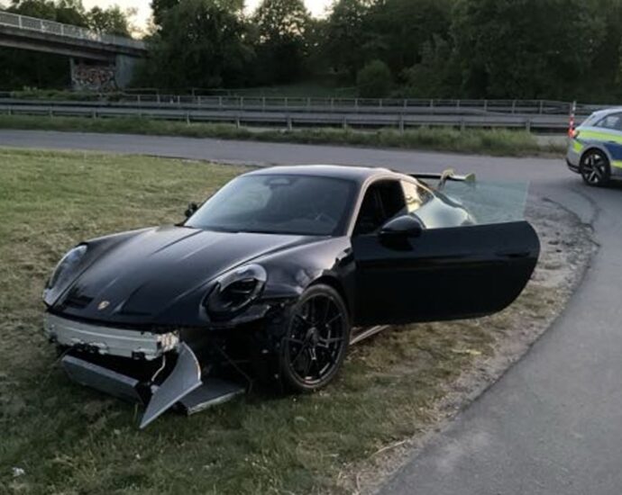 Unbekannter Fahrer lässt stark beschädigten Porsche an der A66 zurück Unbekannter Fahrer lässt stark beschädigten Porsche an der A66 zurück