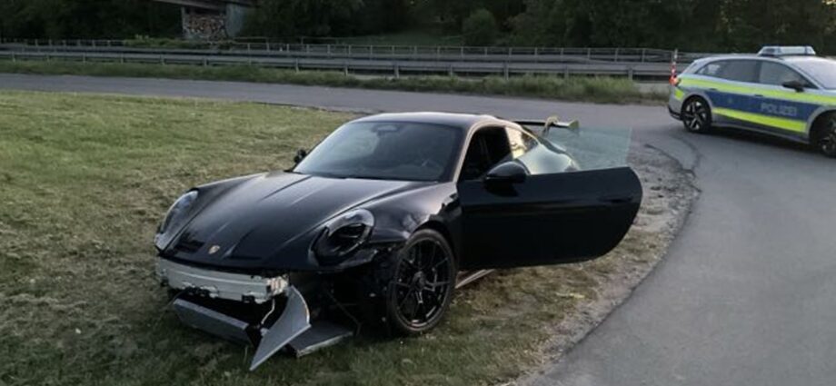 Unbekannter Fahrer lässt stark beschädigten Porsche an der A66 zurück Unbekannter Fahrer lässt stark beschädigten Porsche an der A66 zurück