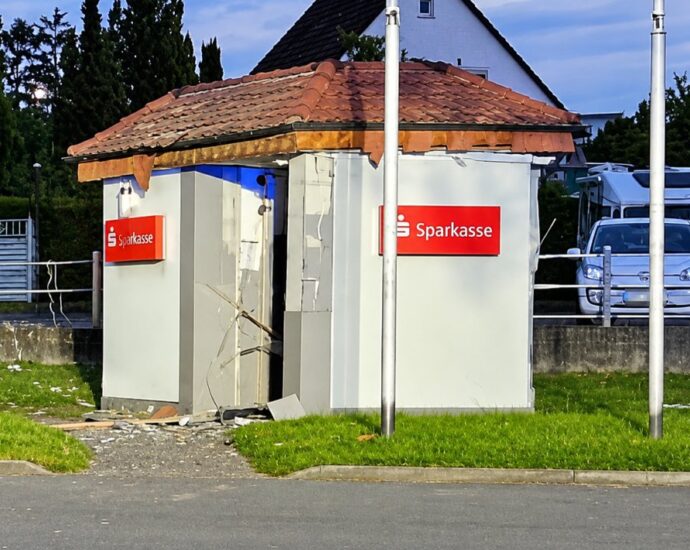 Geldautomat in Hofgeismar gesprengt – Täter flüchten mit dunklem Pkw
