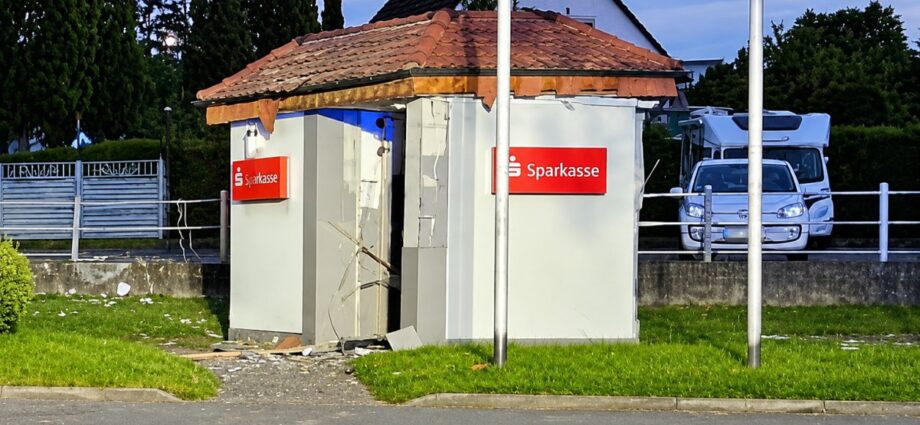 Geldautomat in Hofgeismar gesprengt – Täter flüchten mit dunklem Pkw