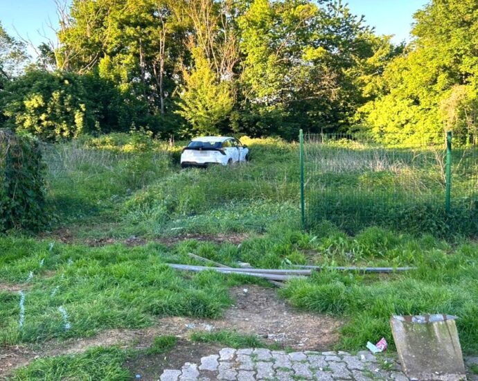 A44: Schwerer Unfall auf Parkplatz Brasselsberg – Fußgängerin schwer verletzt