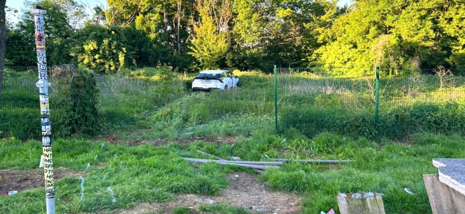 A44: Schwerer Unfall auf Parkplatz Brasselsberg – Fußgängerin schwer verletzt A44: Schwerer Unfall auf Parkplatz Brasselsberg – Fußgängerin schwer verletzt