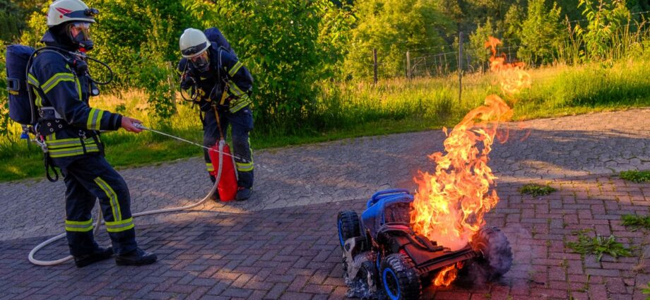 Niedenstein: Elektro-Spielzeugauto fängt beim Laden in Garage Feuer