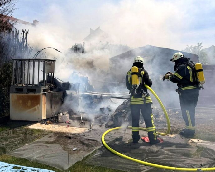Gartenhütte brannte in Volkmarsen: Feuerwehr schützt Wohnhaus vor Flammen
