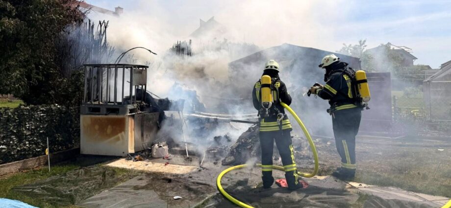 Gartenhütte brannte in Volkmarsen: Feuerwehr schützt Wohnhaus vor Flammen Gartenhütte brannte in Volkmarsen: Feuerwehr schützt Wohnhaus vor Flammen