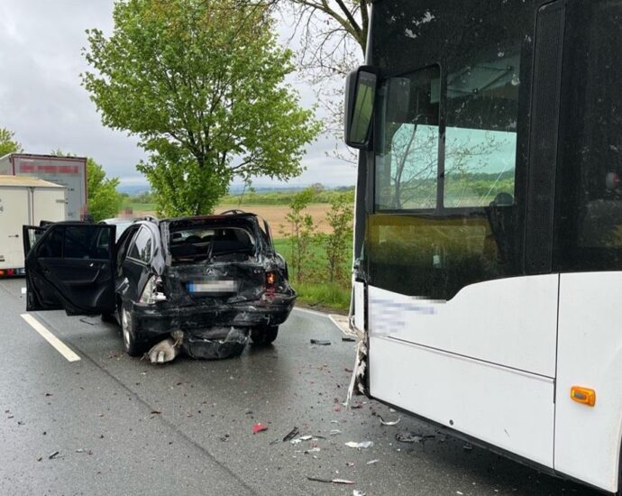 Linienbus übersieht Stauende auf B7 – Drei Verletzte Linienbus übersieht Stauende auf B7 – Drei Verletzte
