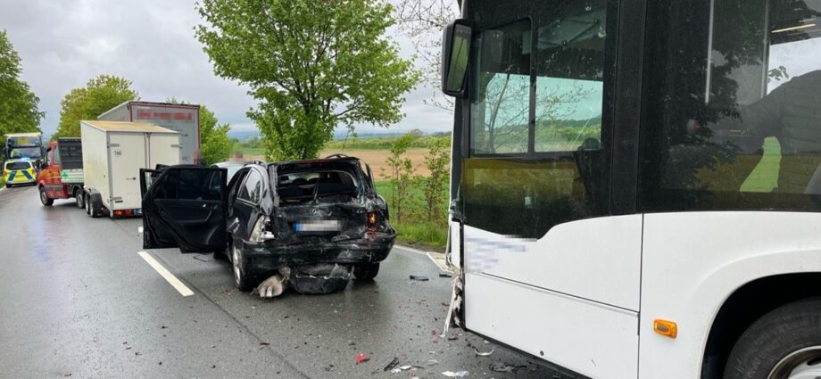 Linienbus übersieht Stauende auf B7 – Drei Verletzte Linienbus übersieht Stauende auf B7 – Drei Verletzte