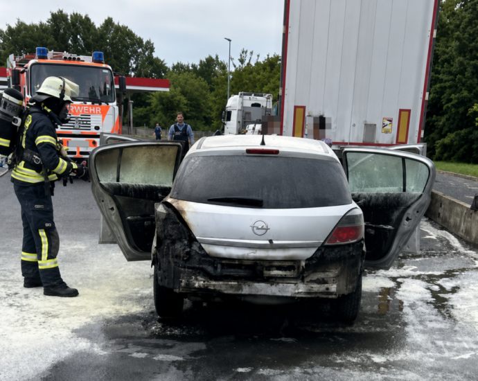 Wi: Rauch bemerkt und rechtzeitig gestoppt: Auto brennt auf A3-Rastanlage aus