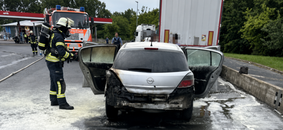 Wi: Rauch bemerkt und rechtzeitig gestoppt: Auto brennt auf A3-Rastanlage aus Wi: Rauch bemerkt und rechtzeitig gestoppt: Auto brennt auf A3-Rastanlage aus