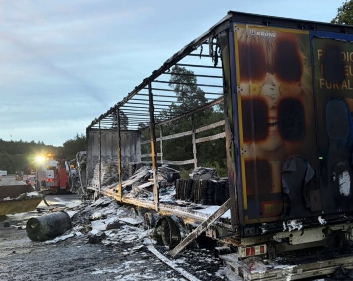 A7 nach Lkw-Brand gesperrt – Einsatzkräfte durch fehlende Rettungsgasse ausgebremst