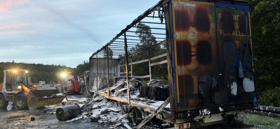 A7 nach Lkw-Brand gesperrt – Einsatzkräfte durch fehlende Rettungsgasse ausgebremst