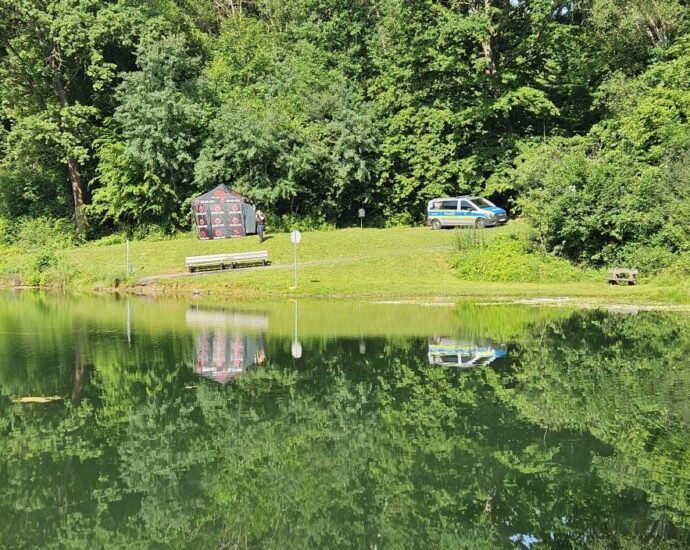 Großeinsatz am Badesee Bühl: Mann tot aus Wasser geborgen