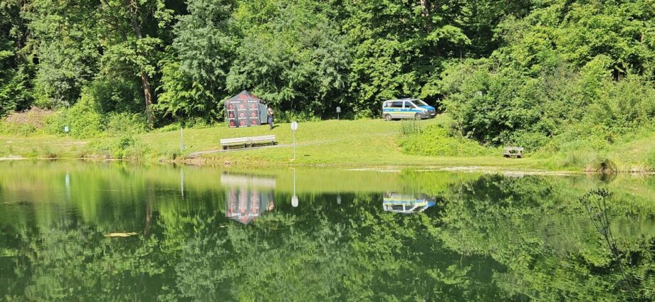Großeinsatz am Badesee Bühl: Mann tot aus Wasser geborgen