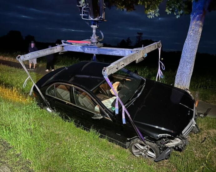 2,2 Promille am Steuer: Trunkenheitsfahrt endet am Baum bei Dennhausen 2,2 Promille am Steuer: Trunkenheitsfahrt endet am Baum bei Dennhausen