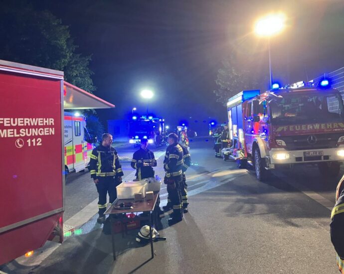 Nächtlicher Gefahrguteinsatz: Chlorgasaustritt im Schwimmbad Guxhagen Nächtlicher Gefahrguteinsatz: Chlorgasaustritt im Schwimmbad Guxhagen